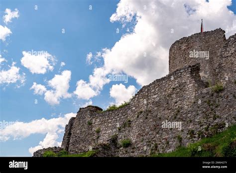 Le Château de Vehrenberg: Une forteresse médiévale perchée sur les nuages avec une vue panoramique époustouflante !