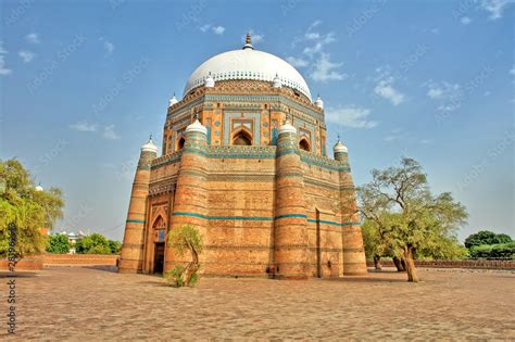  Le Shah Rukn-e-Alam Tomb : Un joyau architectural et spirituel dans la ville de Multan