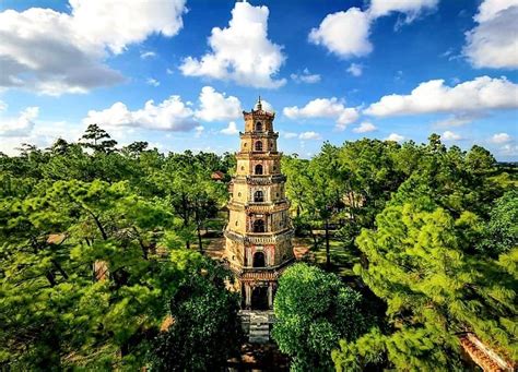  Le Temple Thien Mu à Huế : Un joyau architectural qui domine le fleuve des Parfums !