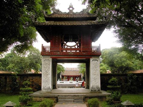  Le Temple de la Littérature à Huế: Un havre de paix historique au cœur du Vietnam!