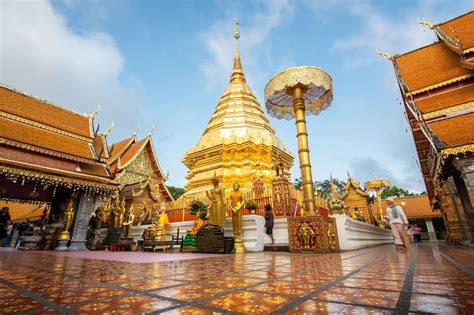 Le Wat Phra That Doi Suthep, un temple bouddhiste majestueux perché sur une montagne spectaculaire!