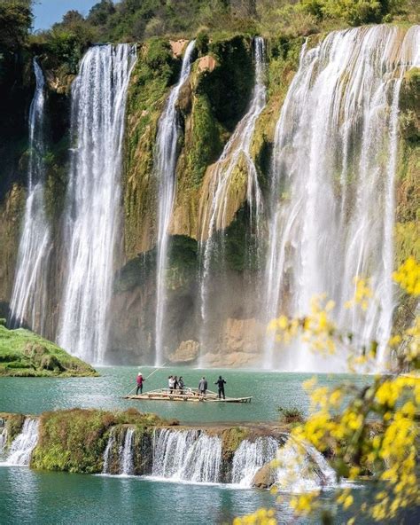 La Cascade de Jiulong: Une Merveille Naturelle en Pleine Chute dans les Nuages !