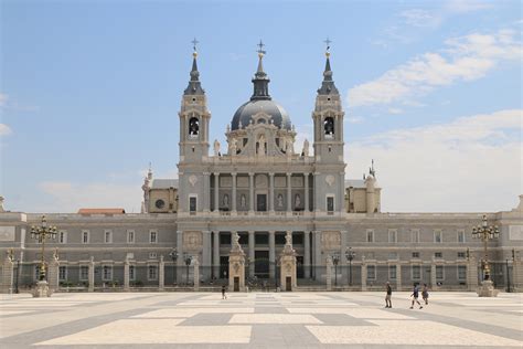 La Cathédrale de l'Almudena: Un Joyau architectural flamboyance au cœur vibrant de Madrid!