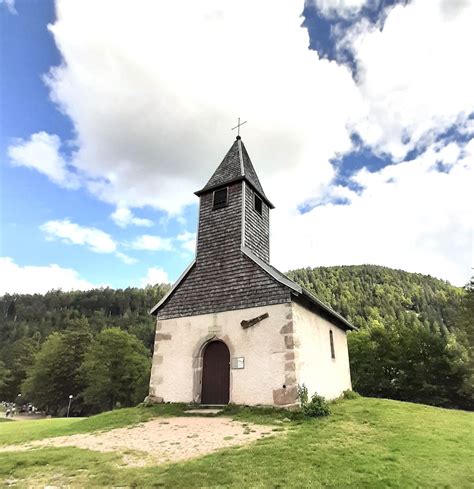  La Cathédrale Saint-Pierre d'Xonrupt-Longemer: Une merveille architecturale nichée dans les Vosges