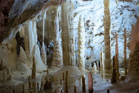 La Grotte di Frasassi: Un Voyage Mystique à Travers les Entrailles de la Terre!