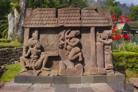 Le Candi Sukuh: Un Monument Mystérieux à Rites Anciens et Vues Impériales!