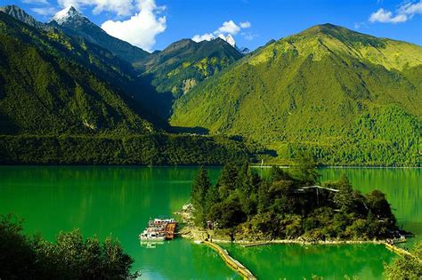 Le Lac de Basum Tso: Un miroir céleste reflétant les sommets enneigés !