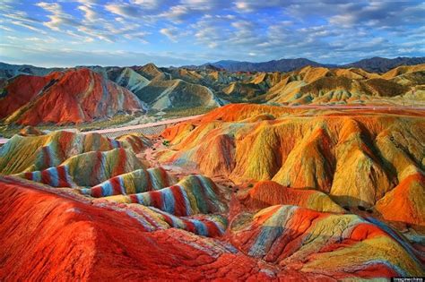  Le Mont Danxia: Un spectacle coloré et sculpté par la nature !