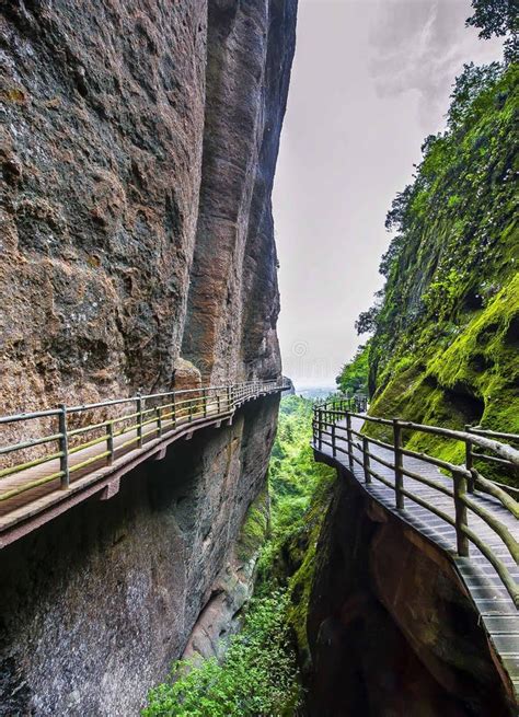 Le Mont Longhushan ! Une montagne mystique aux grottes enchantees et vues panoramiques époustouflantes !