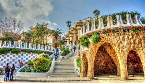 Le Parc Güell: Une Oasis Colorée et Fantaisiste dans la Ville de Barcelone!