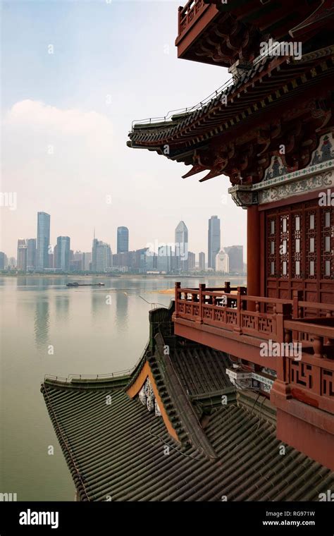 Le Pavillon Tengwang : Un joyau architectural sur les eaux du lac de Nanchang !