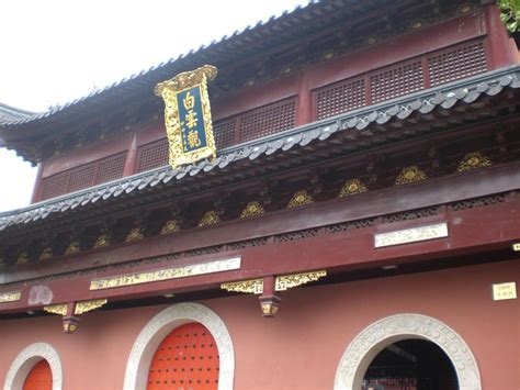 Le Temple Baiyun : Un Sanctuaire Historique Caché au Cœur de la Nature !