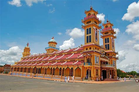  Le Temple Cao Dai: Un lieu sacré à l'architecture unique et fascinante !