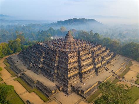 Le Temple de Borobudur: Un joyau bouddhiste millénaire et un panorama époustouflant !