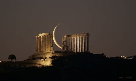  Le Temple de la Lune Céleste: Une Ode à la Tranquillité et aux Spirituels Mystères!