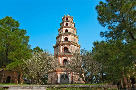  Le Temple Thien Mu: Un Monument Historique Majestueux au Bord de la Rivière des Parfums