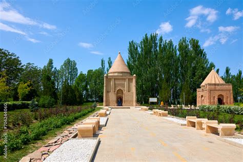  Le Mausolée de Bibi-Doust, une merveille architecturale millénaire au cœur vibrante de Varamin!