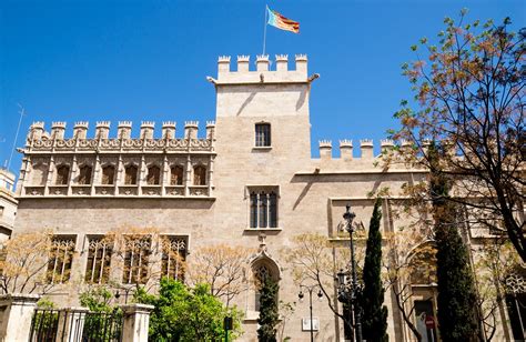 Le Palacio de la Lonja de la Seda: Un monument grandiose et un héritage architectural fascinant à Valence!